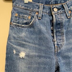 LEVI’S 501 Cropped Distressed Jeans
